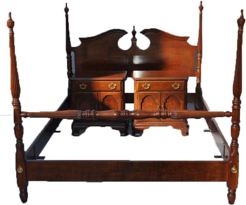 DREXEL QUEEN 4 POSTER BED FRAME & 2 MATCHING (1 of 8)