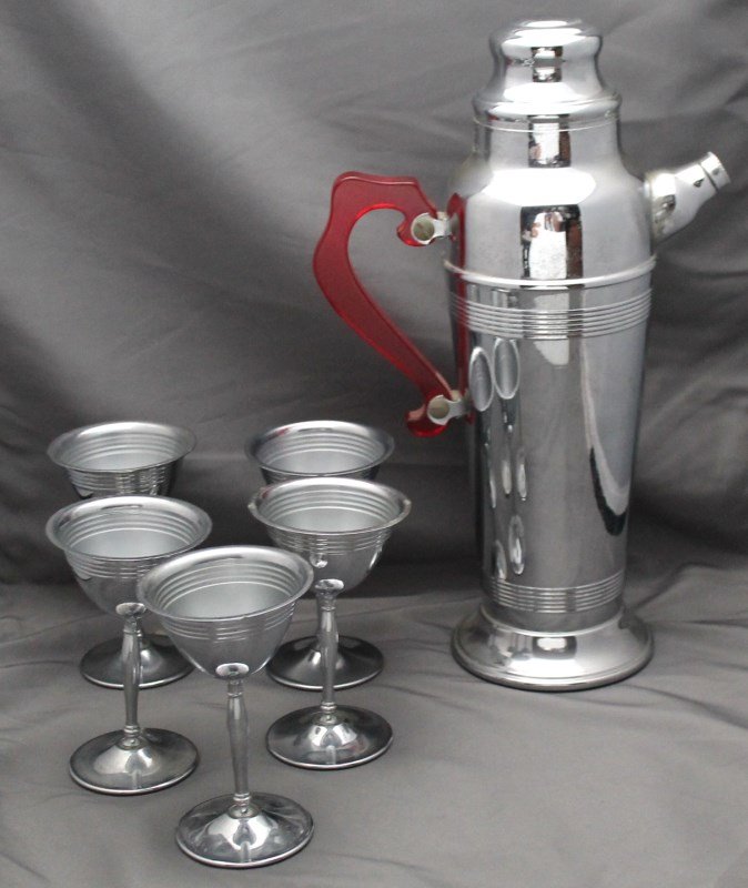 ART DECO BAKELITE CHROME & CHROME MARTINI COCKTAIL SET (1 of 8)