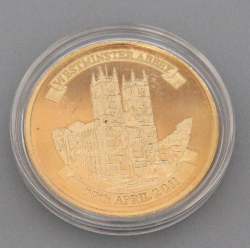 WILLIAM AND KATE 22k GOLD PLATED COMMEMORATIVE COIN (1 of 2)