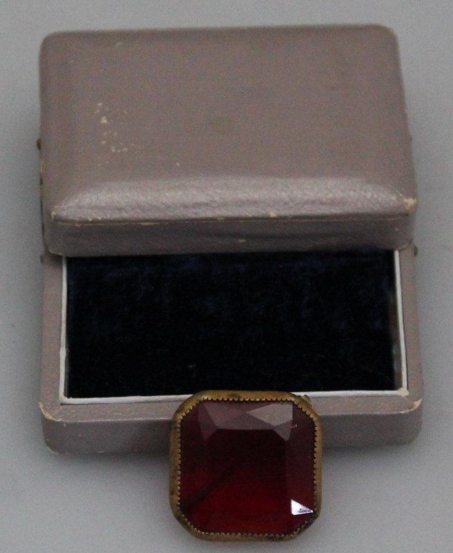 VICTORIAN RED CZECH GLASS BROOCH (1 of 6)