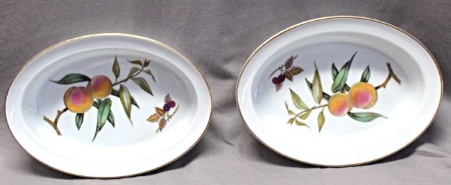 PAIR 2 EVESHAM GOLD ROYAL WORCESTER LARGE 11 BAKERS: A pair (2) Royal Worcester Porcelain Evesham Gold 11" Oval Pie Bakers. Perfect for entertaining and serving casseroles etc. Each measures 11x8 1/4x2 1/4. Evesham Gold is a classic porcelain pattern de