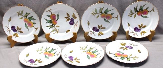 7 EVESHAM GOLD ROYAL WORCESTER DINNER PLATES: 7 Evesham Gold Royal Worcester Porcelain Dinner Plates.Each plate measures 10 1/8x10 1/8. Evesham Gold is a classic porcelain pattern developed in 1961, depicting the autumnal fruits of the Vale of Ev