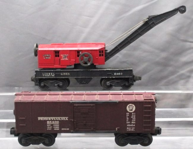 2 PC LIONEL CRANE CAR + PA BOX CAR: The Lionel Bucyrus Erie Crane Car No. 6460-25 was issued in 1954 as part of set No. 1523. This crane has its plastic cab painted red with white heat-stamped LIONEL LINES in sans-serif lettering 