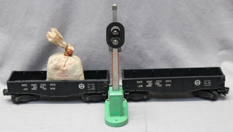 3 pc LIONEL No. 2452 GONDOLA + SIGNAL LIGHT & BAG OF: 1. The 2452 Pennsylvania gondola was the first all new freight car introduced by Lionel in the postwar era. World War II ended in the summer of 1945 and by the fall of the same year Lionel has designe