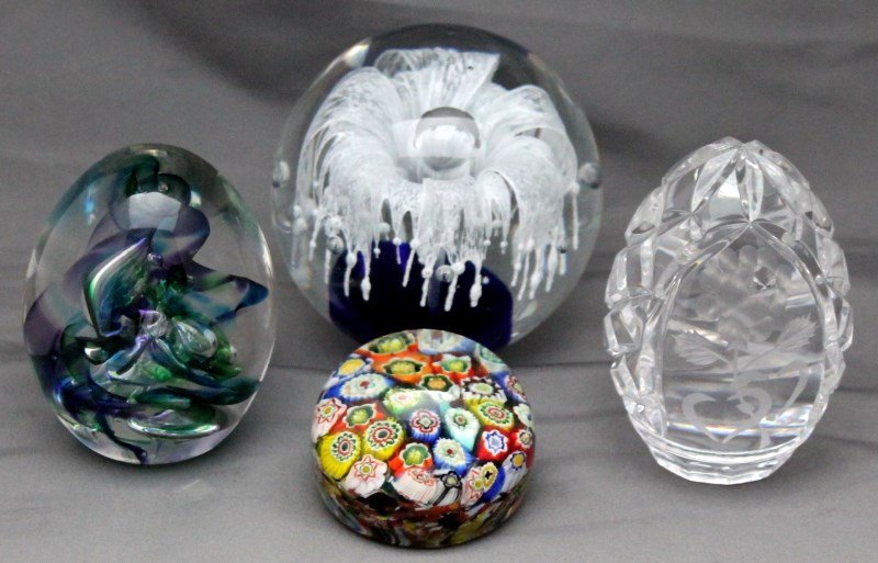 4 PC ART GLASS PAPERWEIGHTS: Group of 4 Art Glass Paperweights. A signed HG Studio Egg, blue and purple swirl 3.5" x 2.75 . A Crystal Egg Paperweight with etched flower made by Sullivans in Poland 3.5x2.50. A stunning floral whit