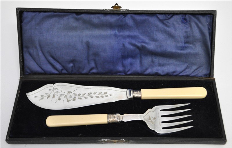 CASED FISH SET BAKELITE HANDLES (1 of 5)