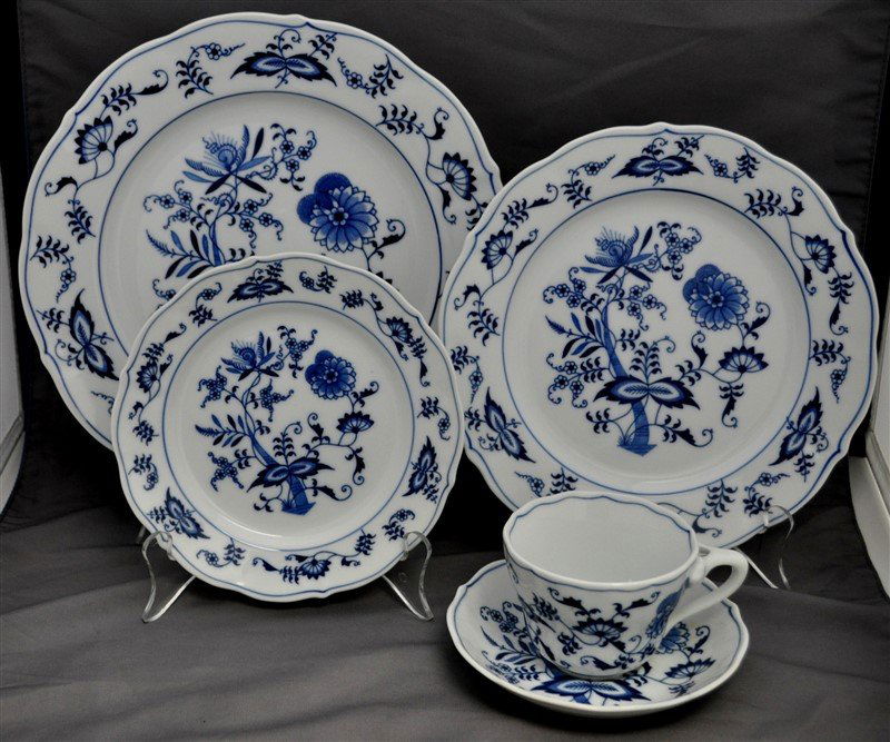 BLUE DANUBE PORCELAIN DINNER SERVICE FOR 4 (1 of 6)