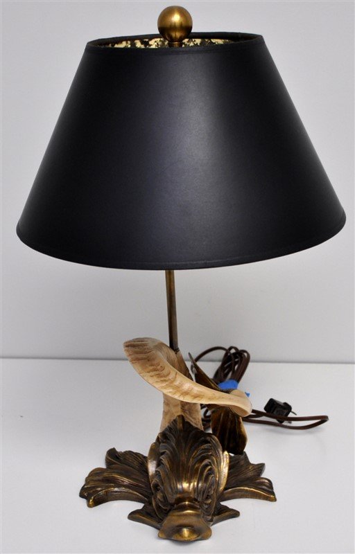 VINTAGE CHAPMAN BRASS DOLPHIN TABLE LAMP (1 of 7)