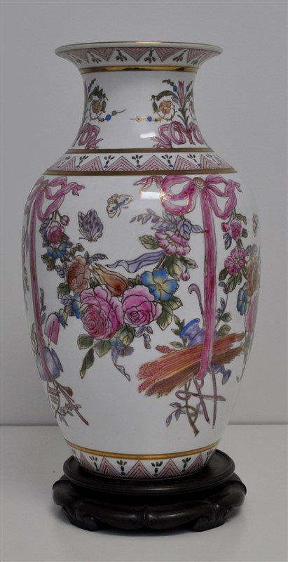 LARGE CHINESE VASE ON STAND (1 of 8)