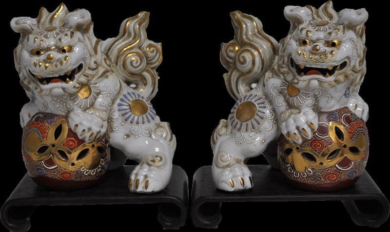 PAIR OF PORCELAIN FOO DOGS / SHISHI ON STANDS (1 of 7)