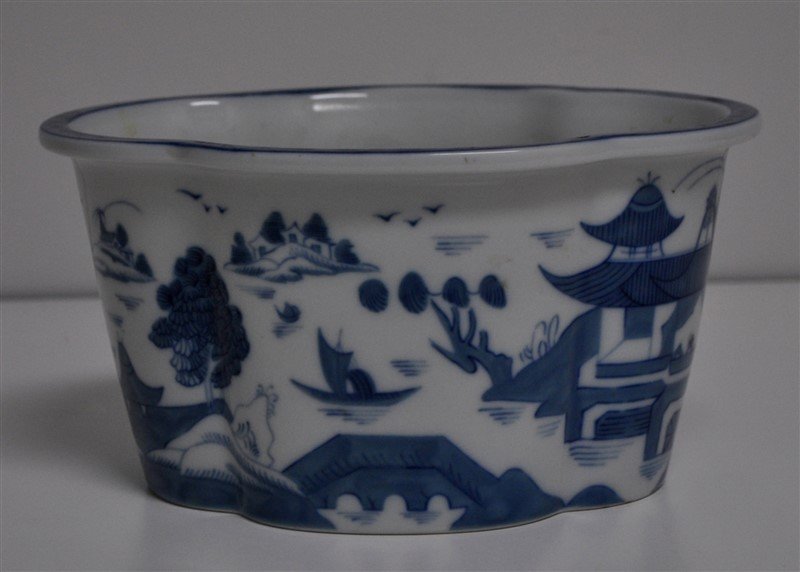 MOTTAHEDEH BLUE CANTON FOUR LOBED CACHEPOT (1 of 7)