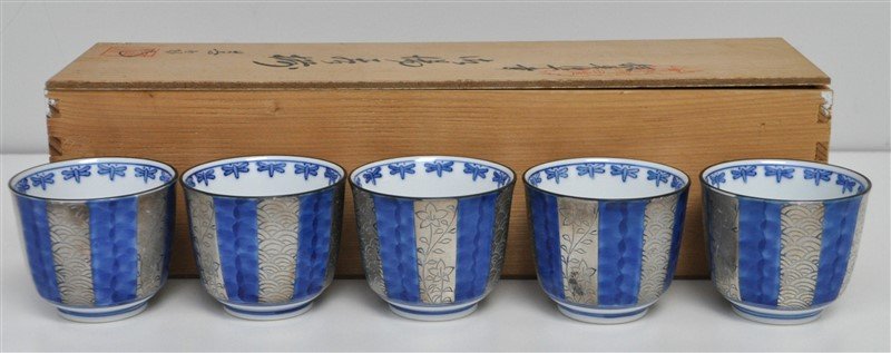 BOXED SET TRADITIONAL JAPANESE SILVER & BLUE TEA CUPS (1 of 8)