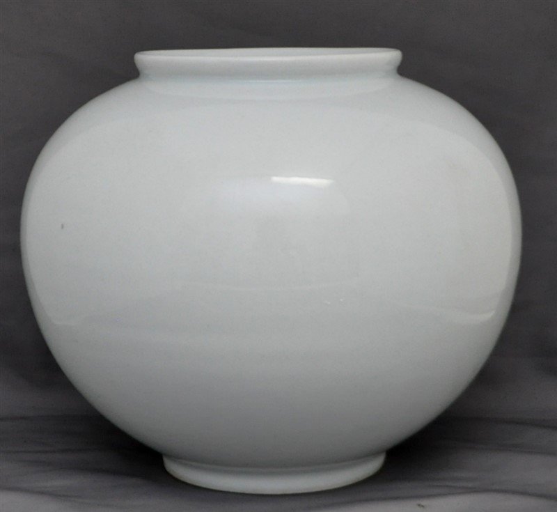 LARGE KOREAN RENKYU RI WHITE GLAZE VASE (1 of 6)