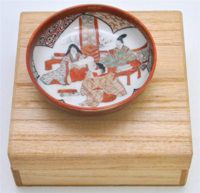 JAPANESE SIGNED KUTANI GEISHA SMALL SAKE / BOWL (1 of 7)