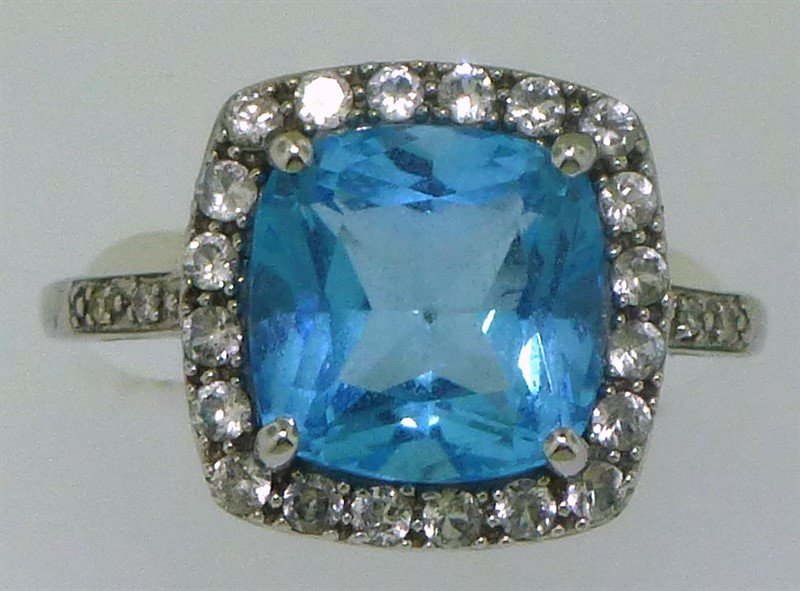 10KT WHITE GOLD BLUE TOPAZ RING (2.80 GRAMS) (1 of 6)