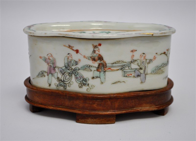 19th c. CHINESE FAMILLE VERTE LIDDED BOX (1 of 8)