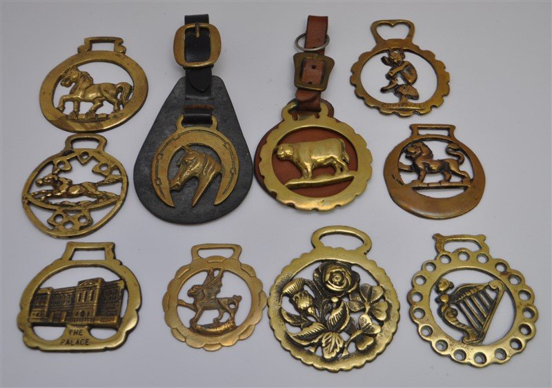 10 pc ANTIQUE & VINTAGE ENGLISH HORSE BRASSES (1 of 7)