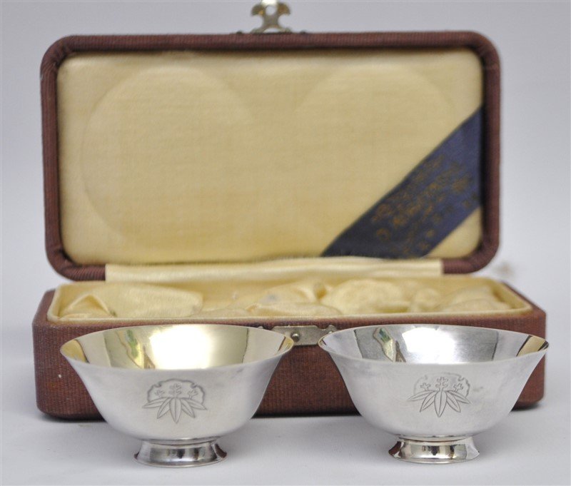 JAPANESE PURE SILVER JUNGIN SAKE WEDDING CUPS: A Boxed Set of Pure Silver Jungin Showa Period Ceremonial Sakazuki. This stunning pure silver (hallmarked) Sakazuki set is more than likely a wedding set. Has a etched bamboo with family clan symbols