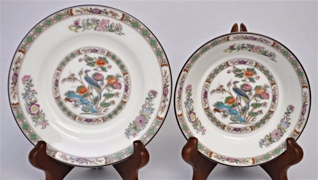 15 PC WEDGWOOD KUTANI CRANE FRUIT BOWLS + BREAD: 15 Wedgwood Kutani Crane Dinnerware 6 Fruit / Dessert / Sauce Bowls, each 5" and 9 Bread and Butter Plates, each 6". Wt. on all 5 pds 4 oz pds. PROVENANCE: A Private Charleston Estate. Kutani Crane by
