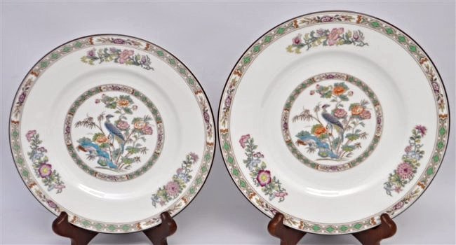 15 PC WEDGWOOD KUTANI CRANE LUNCHEON & SALAD: 15 Wedgwood Kutani Crane Dinnerware Pieces - 5 Luncheon Plates, each 9" and 10 Salad Plates, each 8". Wt. on all 12 pds. PROVENANCE: A Private Charleston SC Estate. Kutani Crane by Wedgwood is a high-