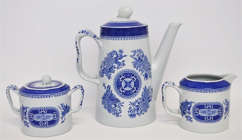 3 pc SPODE FITZHUGH BLUE COFFEE POT +: Spode Fitzhugh Blue Coffee Pot, Cream and Sugar service. The coffee pot is the 7 3/8" 5 cup size, the creamer is 3" and the sugar bowl and lid 3 7/8". The service is in excellent, like new condition, 