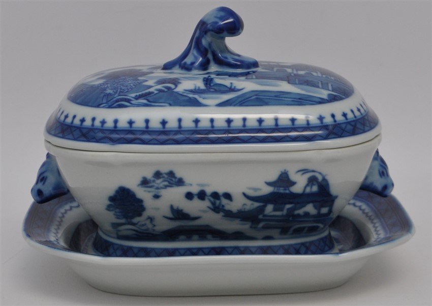 MOTTAHEDEH BLUE CANTON GRAVY BOAT W UNDERPLATE: Mottahedeh Blue Canton Gravy Boat with Lid and Underplate. Licensed by the Historic Charleston Foundation. Dimensions:Underplate 5.50" x 7.50" x 1"H. Gravy 7" x 5" x 5" high. The gravy boat is in exce