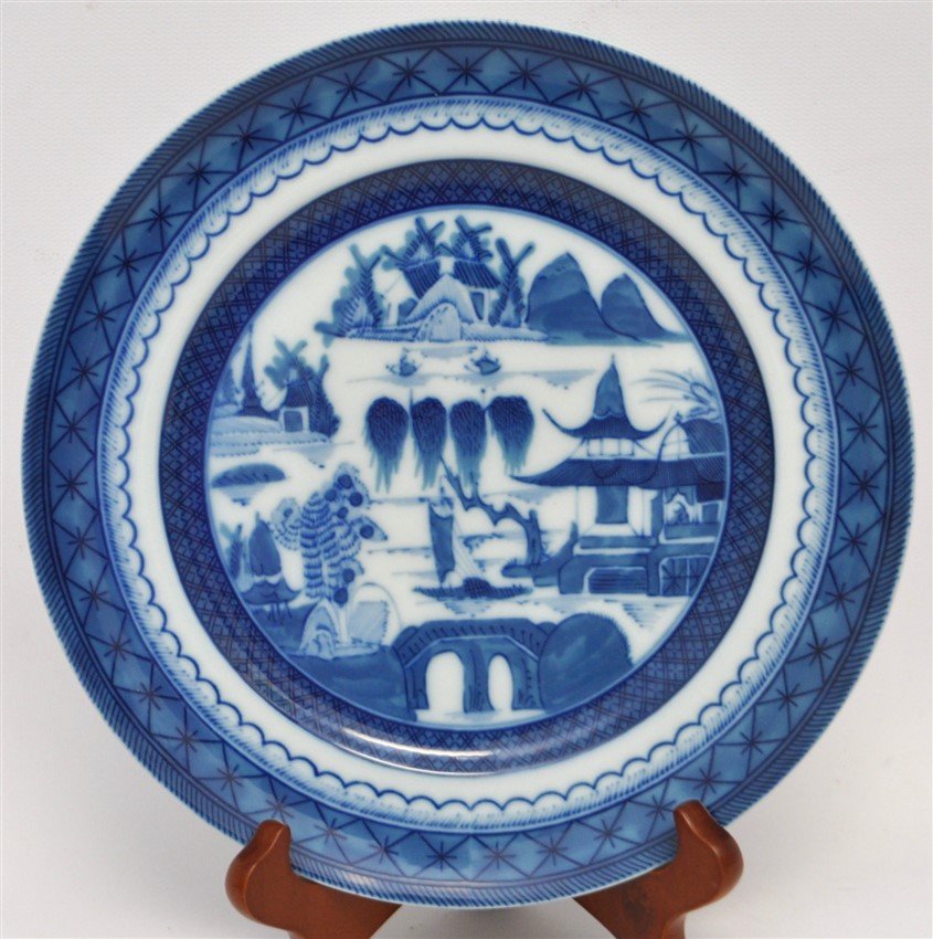 8 MOTTAHEDEH BLUE CANTON SALAD DESSERT PLATES: Set of 8 Mottahedeh Blue Canton Salad / Dessert Plates. Licensed by the Historic Charleston Foundation. All are in excellent condition. Each plate measures 8 5/8" and the weight on all to ship is 7 pd