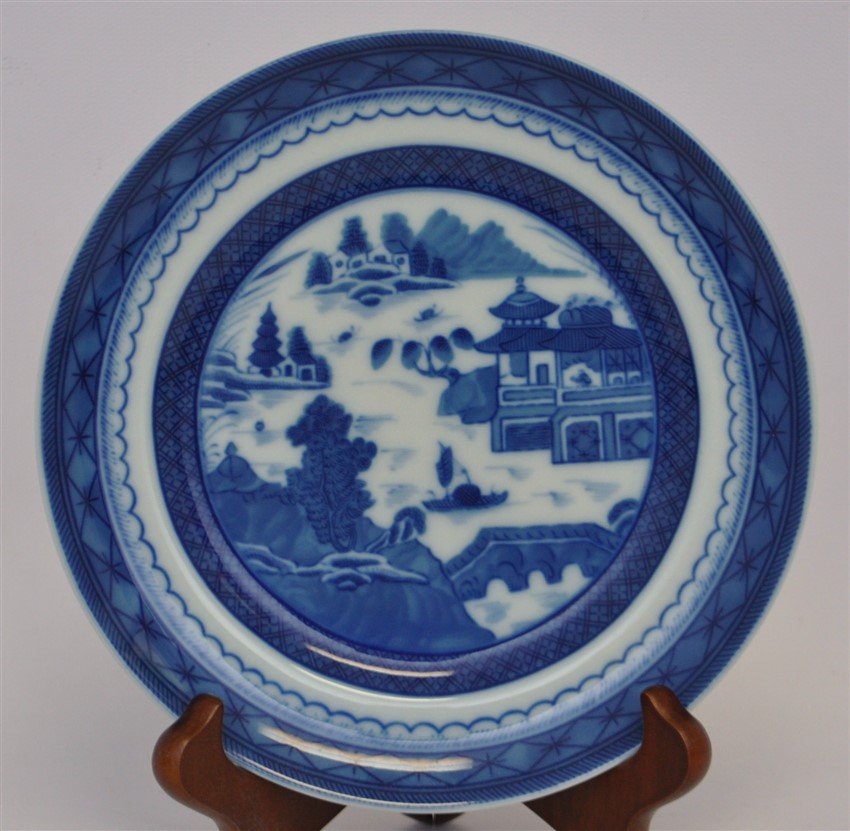 8 MOTTAHEDEH BLUE CANTON BREAD & BUTTER PLATES: Set of 8 Mottahedeh Blue Canton Bread & Butter Plates. Licensed by the Historic Charleston Foundation. All are in excellent condition. Each plate measures 6 7/8" and the weight on all to ship is 4 pds