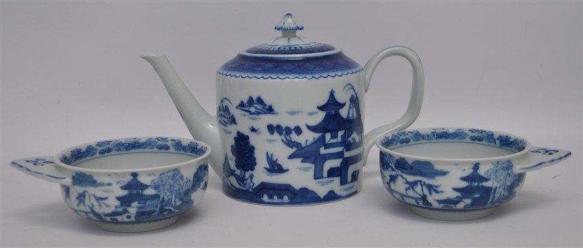 3 Pc MOTTAHEDEH BLUE CANTON TEAPOT & PORRINGERS: Mottahedeh Blue Canton Five Cup Teapot and Two Porringers. Licensed by the Historic Charleston Foundation. Dimensions: Teapot 5"H. Porringers 6 1/4" x 4.75x2.25"H. All are in excellent, like new condi