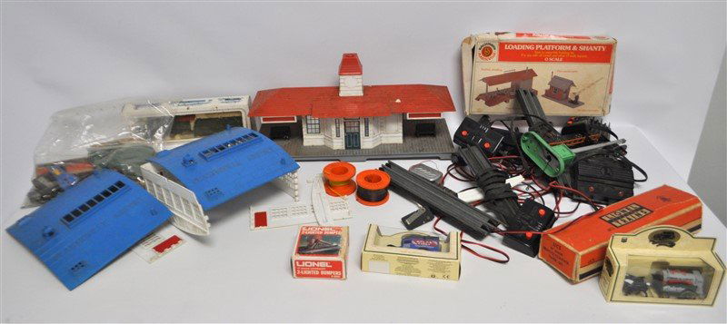 LARGE LOT VINTAGE TRAIN ITEMS (1 of 8)