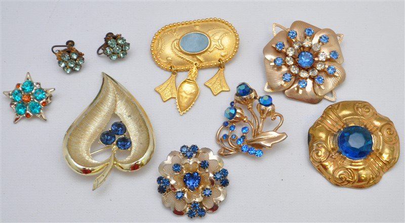 8 VINTAGE BLUE RHINESTONE BROOCHES & Earrings (1 of 5)