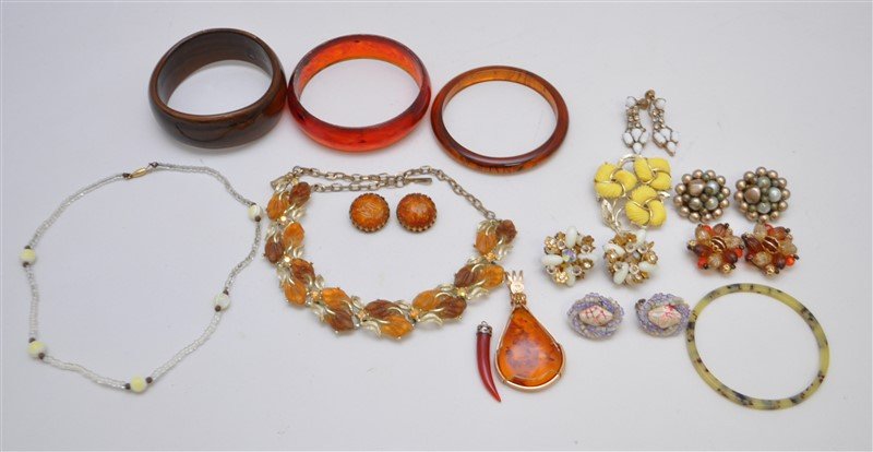 14 PC VTG LUCITE / BAKELITE JEWELRY (1 of 6)