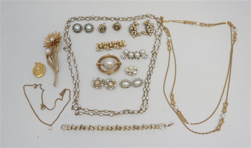 15 pc 1950-70s COSTUME JEWELRY: 1- Very Long Wire Wrapped Faux Pearl Necklace 60" long opened. 2- Wired 1940s Crescent Pearl & Rhinestone Clip On Earrings. 1.25". 3- Massive Floral Goldtone Daisy Brooch Pearls & Rhinestone, missing 