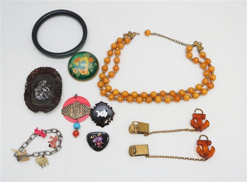 9 pc LUCITE / BAKELITE COSTUME JEWELRY (1 of 6)