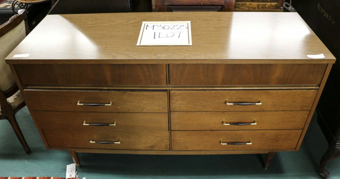 Dresser with 8 draws: Dresser with 8 draws H 32" W 54 1/8" D 19"