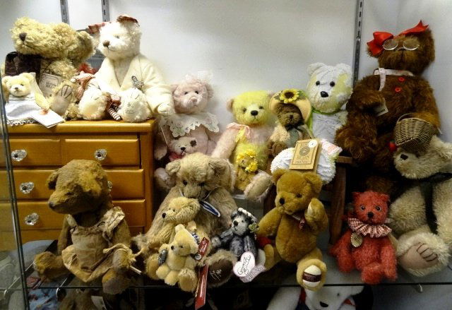 Artist & Boyds Bears (1 of 1)