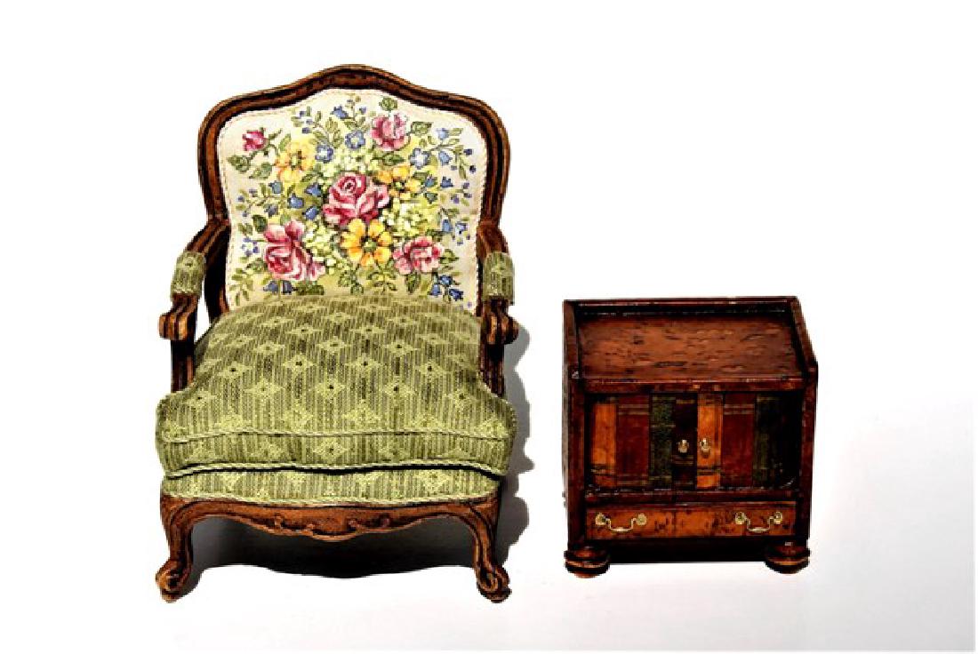 Lynn Whisenant Fauteuil & Cabinet for Dollhouse (1 of 3)