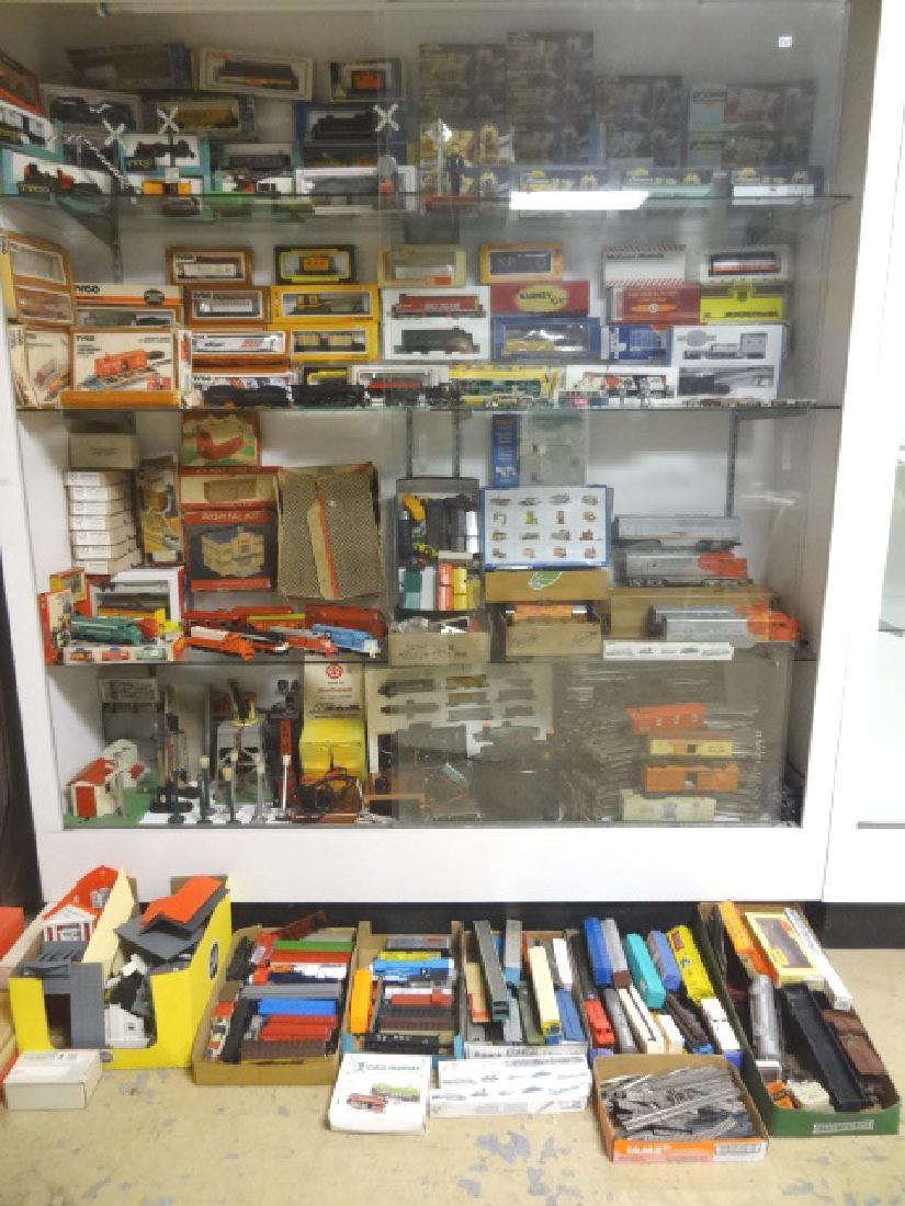 Large Lot of HO Trains and Lionel Trains (1 of 6)