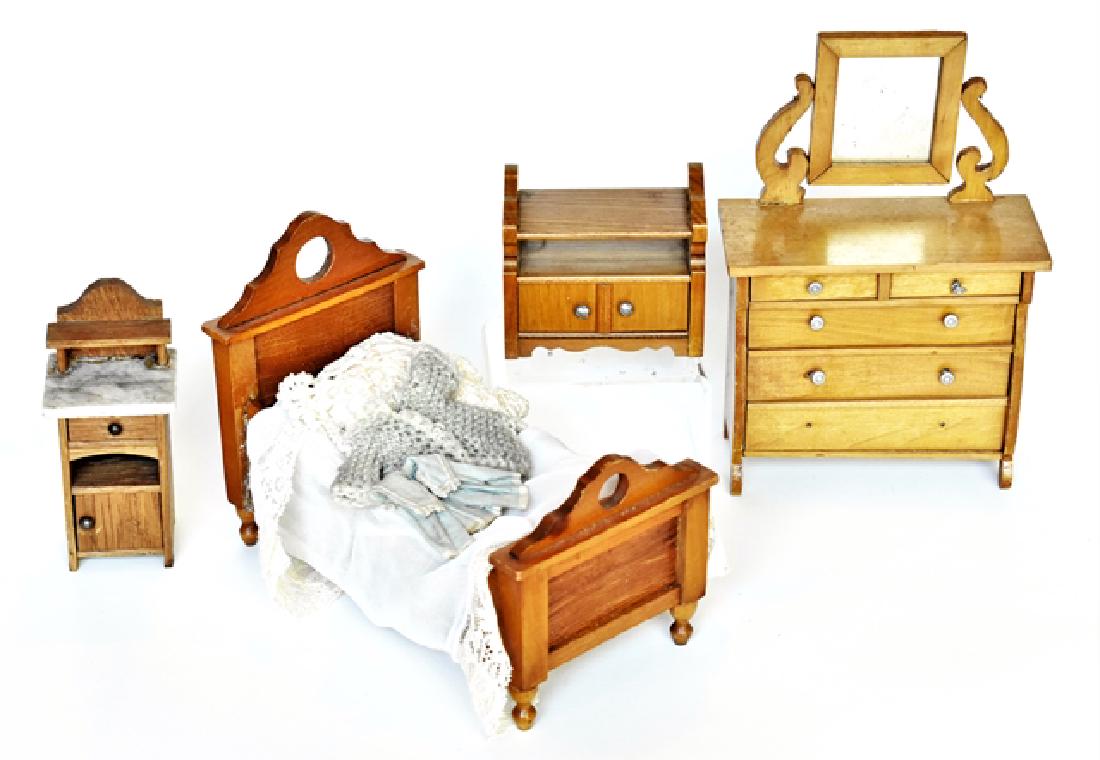 Antique Dollhouse Schneegas Bedroom Furniture (1 of 2)