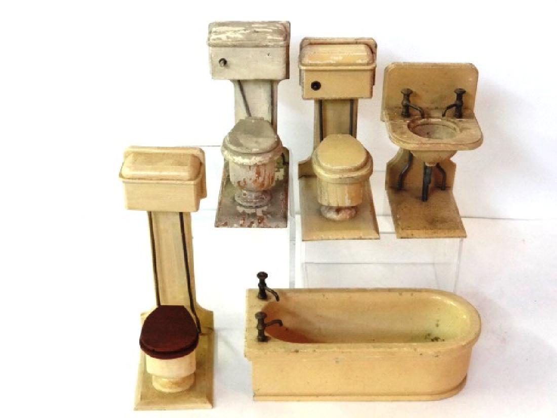 Antique German Dollhouse Bathroom Fixtures Miniatures: Antique three piece bathroom set with FAO Schwarz labels, tub 6"L, toilet 4.5"H, sink 4"H, two extra toilets