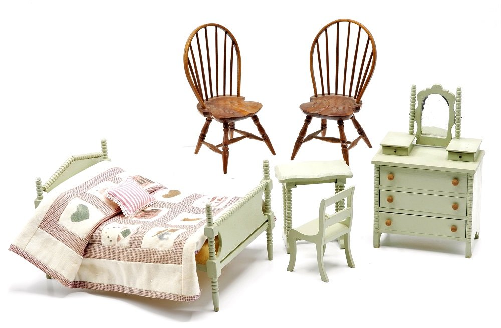 Mel Davey Bedroom Set & Windsor Chairs Dollhouse: Mel Davey painted cottage style bedroom set, low post bed with turnings 6.75"W, 4.25"W, 3.5"H, dresser with mirror 3 3/8"W, side table and chair, also a pair of oversized unsigned artisan hoop back Wi
