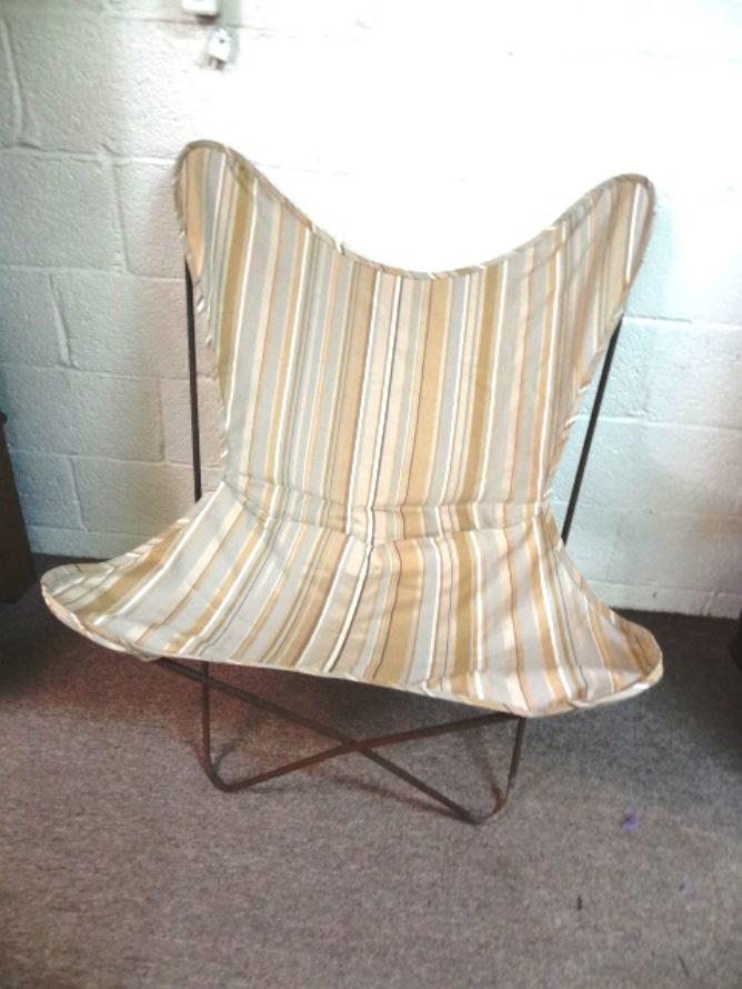 Set of Four Metal Knoll Style Butterfly Chairs: Set of Four Metal Knoll Butterfly chairs, 2 with covers circa 1950, 34" T , 33" W 33" D
