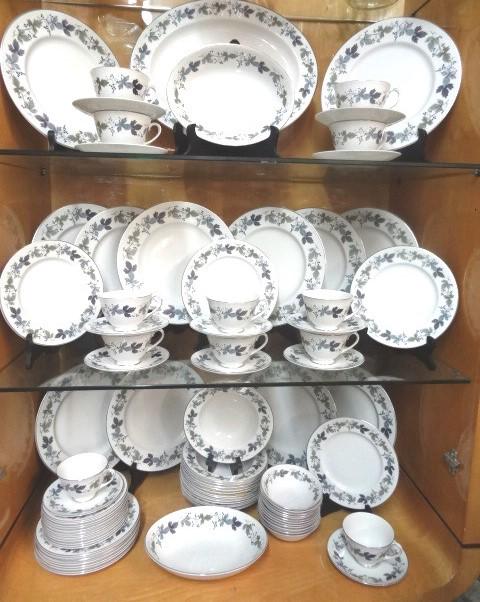 Royal Doulton China Set  Burgundy (1 of 7)