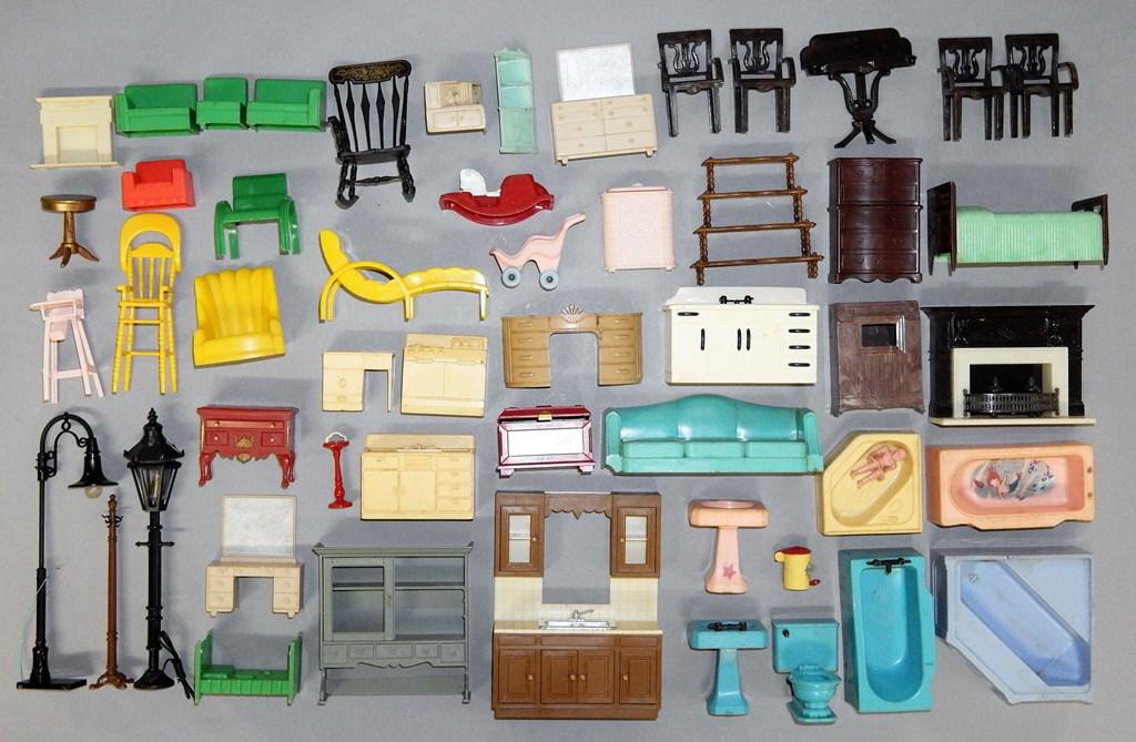 Large Lot of Dollhouse Plastic Furniture: Nice assortment of dollhouse furniture, accessories and street lights in 1" scale, includes some older Renwal