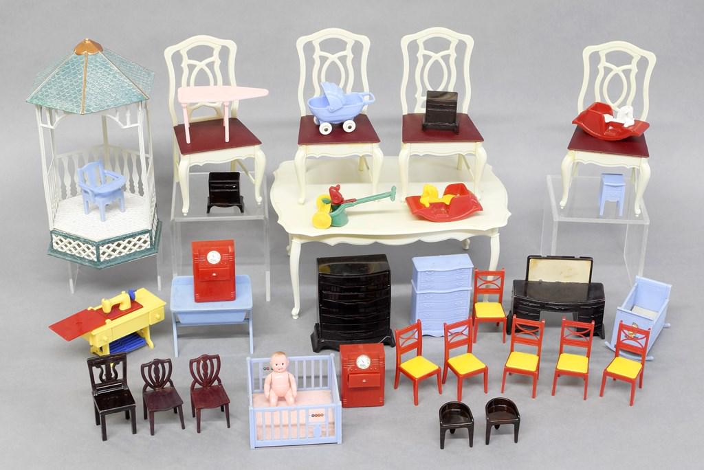 Renwal Dollhouse Furniture Plus Large Scale: Nice grouping of vintage Renwal 1/12 scale dollhouse furniture, also an ideal 2" scale table and chairs, Gazebo 8.5"H signed Cameron