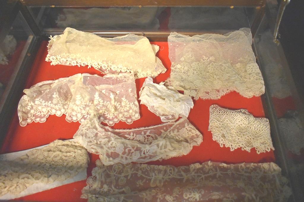 Vintage French Laces: Vintage French Laces, on with 4 yard, other with about 5 yards, exquisite, all in very good contain