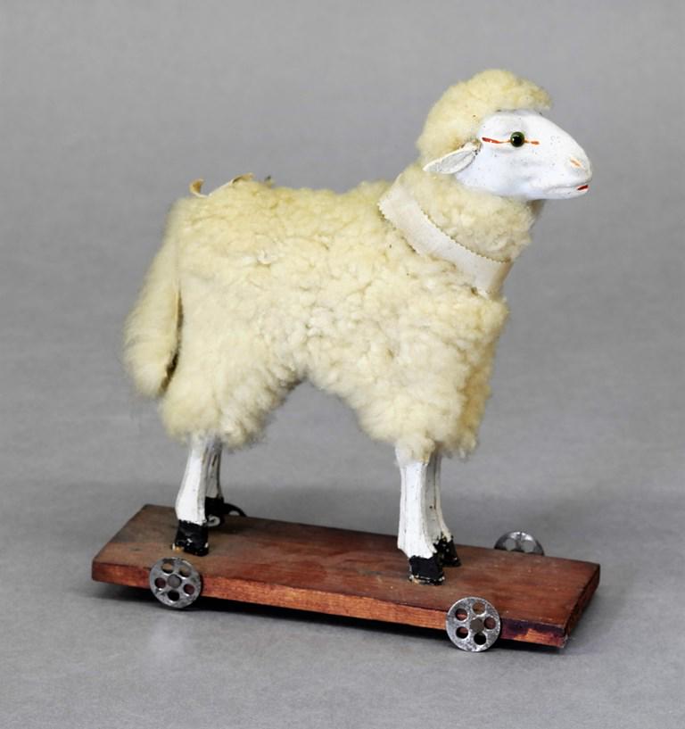 German Sheep Pull Toy (1 of 2)