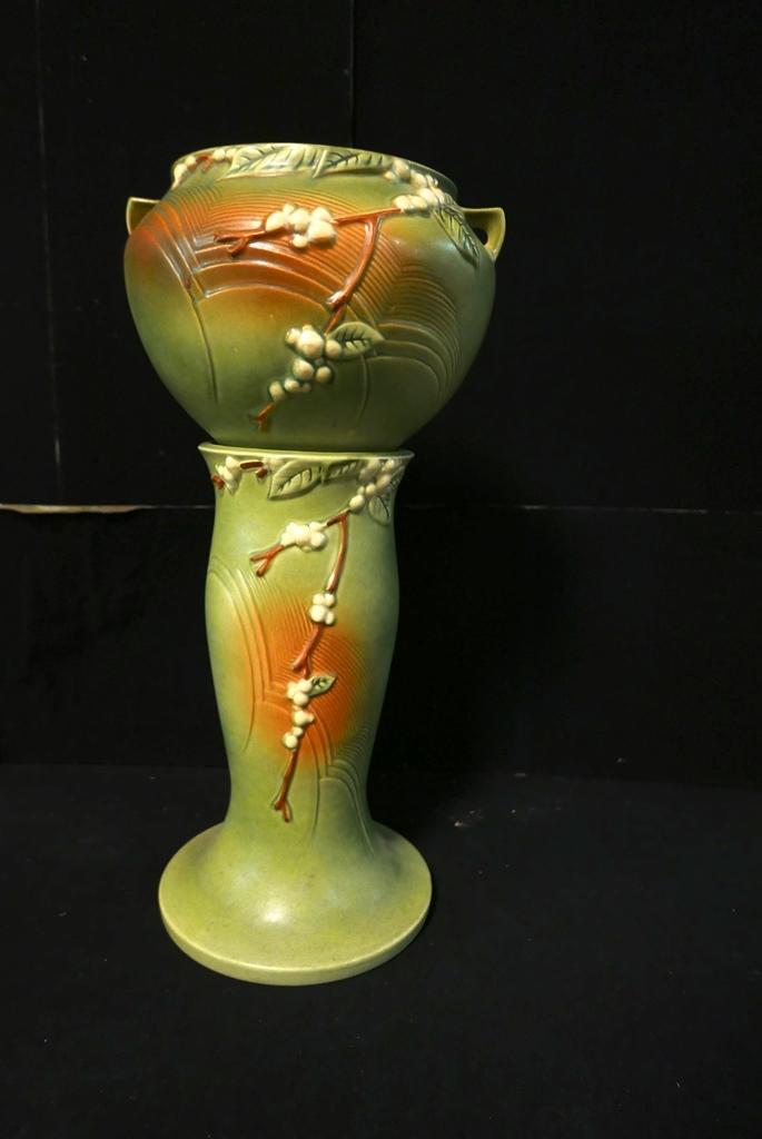 Roseville Snowberry Jardiniere & Pedestal: Roseville green Snowberry pattern jardiniere 1J8 and matching pedestal 1P8, 12"W, 24.5"H