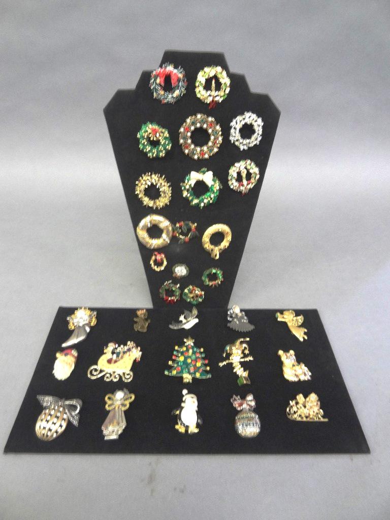 Costume Christmas Jewelry: Large Mixture of Christmas Pins, Enamel, Rhinestones, Wreathes, Super Group