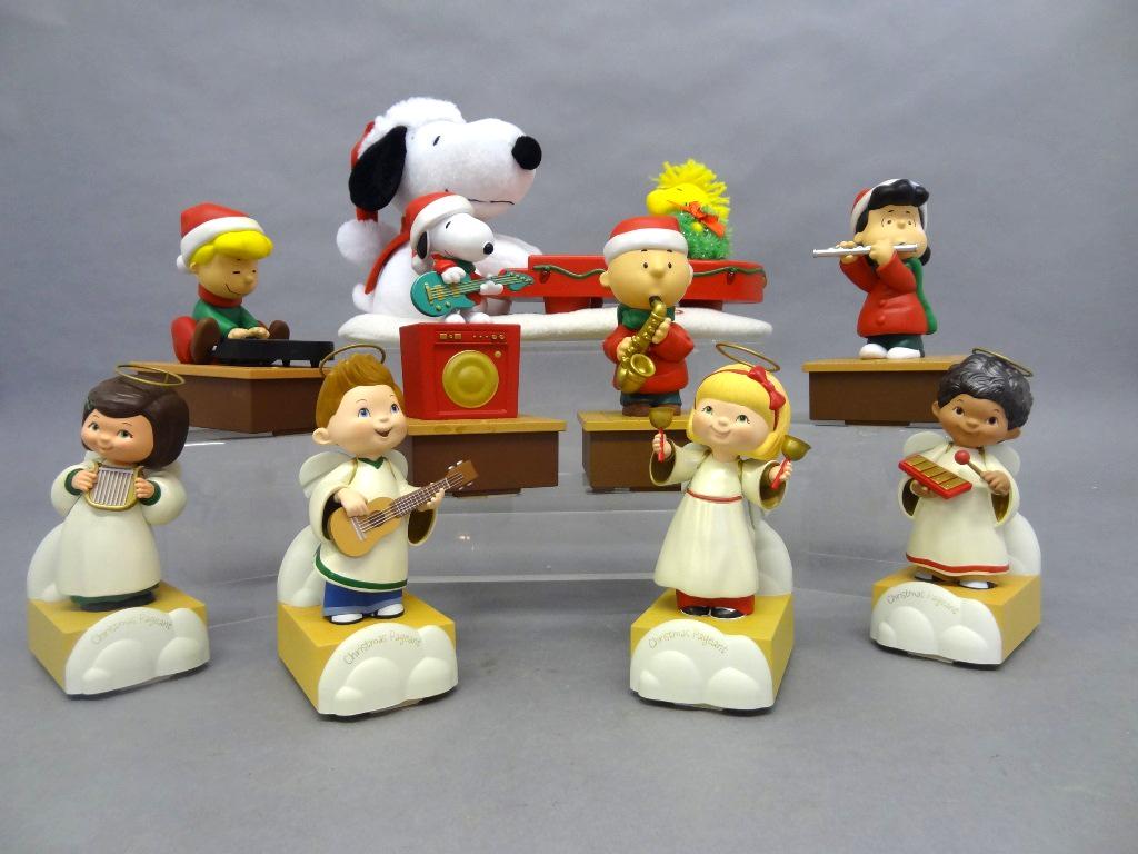 Christmas Singing Snoopy: Christmas Gang and Peanut with Piano all battery operated